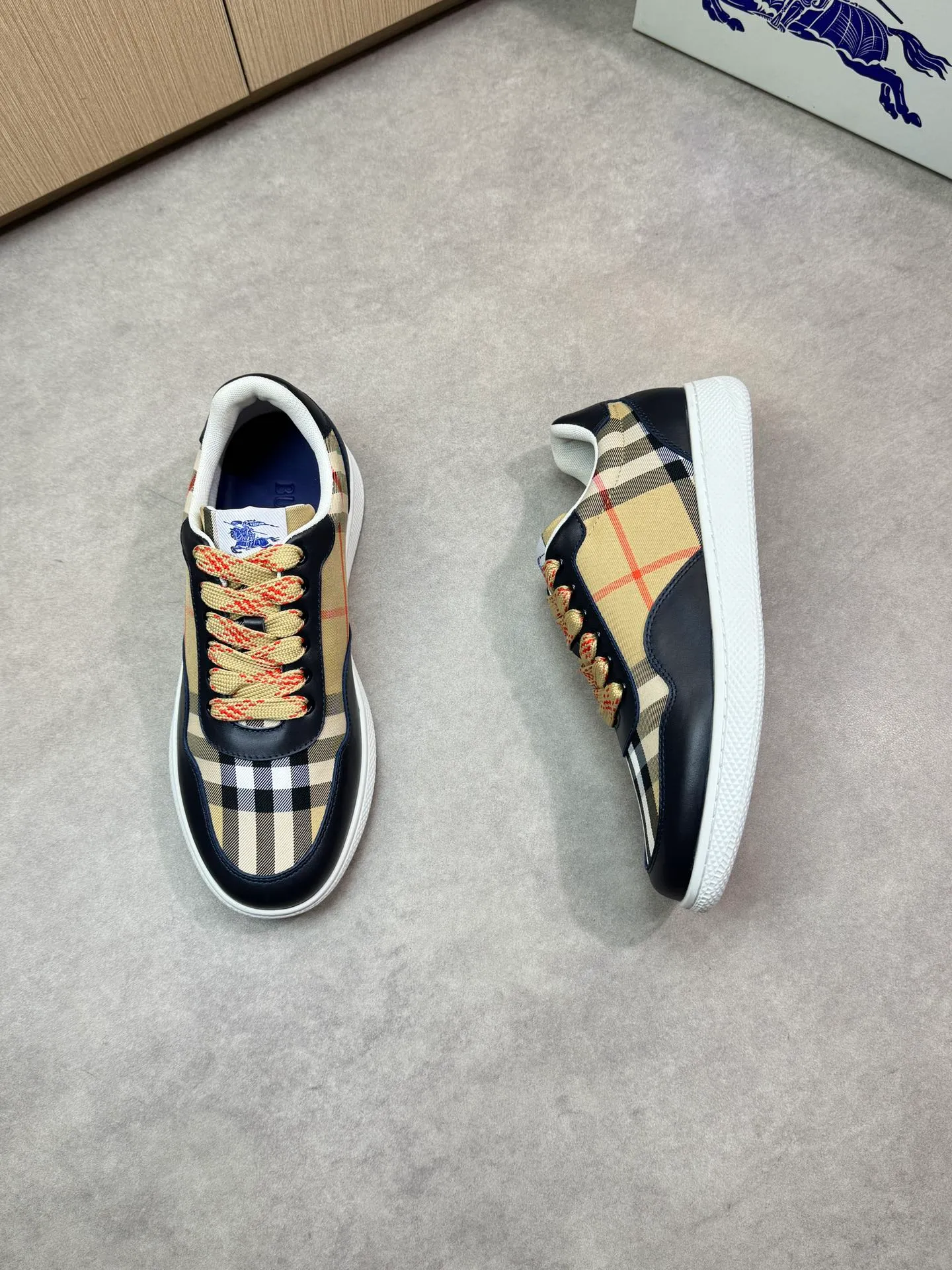 P400 [BURBERRY] Burberry casual sports sneakers - Upper: imported 🔝 Napa calfskin, brand totem cloth, tongue brand cloth label - Lining: brand canvas, foot pad; water-dyed cowhide - Outsole: ultra-light TPR rubber; two-color molded outsole - Super high quality control, fine workmanship: highlighted (high-end, luxury, grade) -Size : 38-44 (Male 45, can be customized)·BBR0372